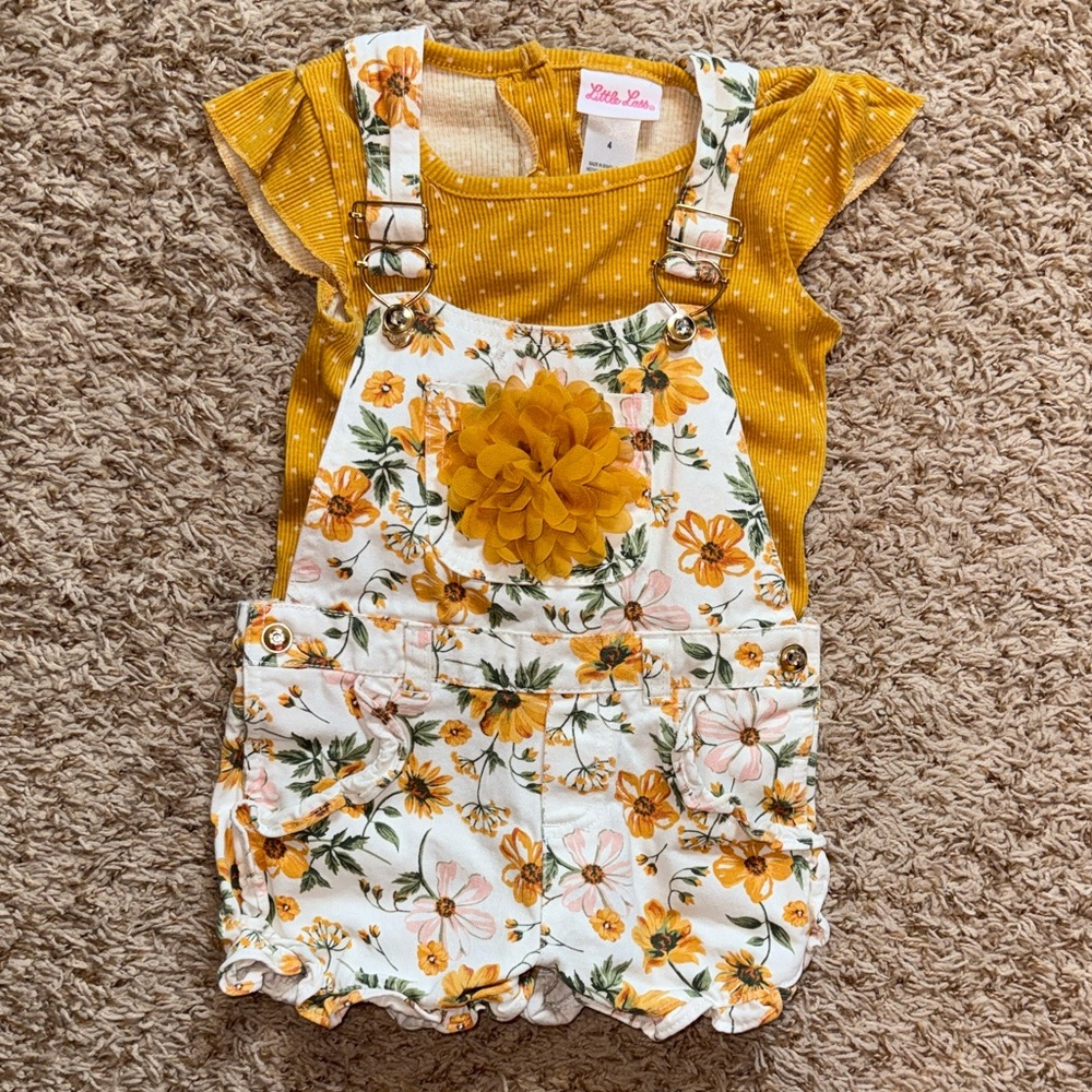Size 4 girls 2-piece floral shortfalls with flutter sleeve top.